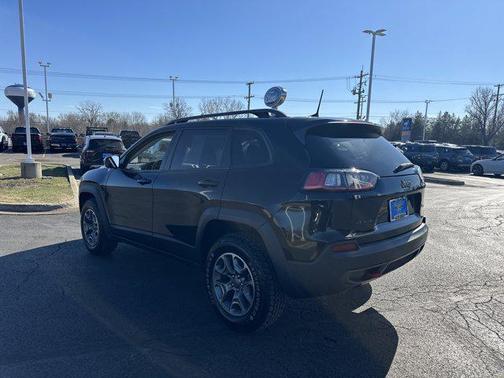 Diamond Black Crystal Pearlcoat 2021 Jeep Cherokee Trailhawk