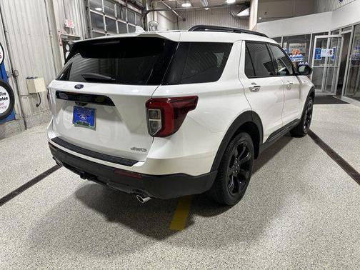 White Metallic 2024 Ford Explorer ST-Line