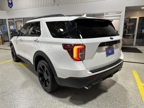 White Metallic 2024 Ford Explorer ST-Line