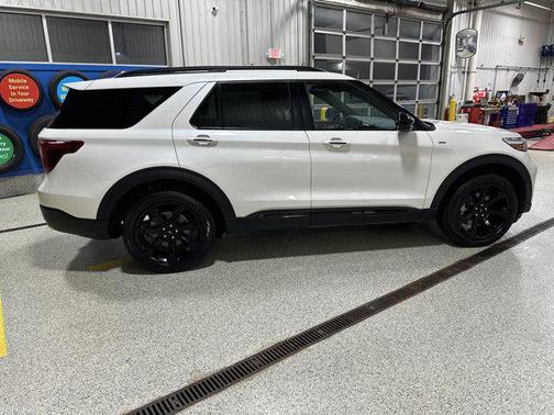 White Metallic 2024 Ford Explorer ST-Line