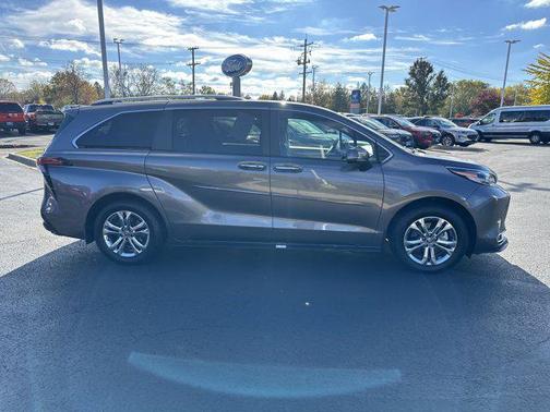2023 Toyota Sienna Platinum 7 Passenger