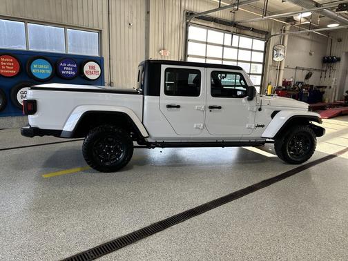 Bright White Clearcoat 2023 Jeep Gladiator Willys 4x4