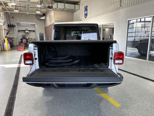 Bright White Clearcoat 2023 Jeep Gladiator Willys 4x4