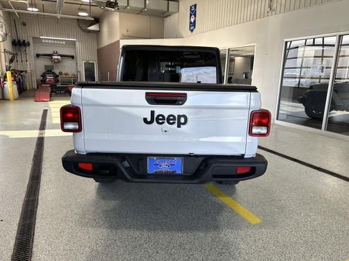 Bright White Clearcoat 2023 Jeep Gladiator Willys 4x4