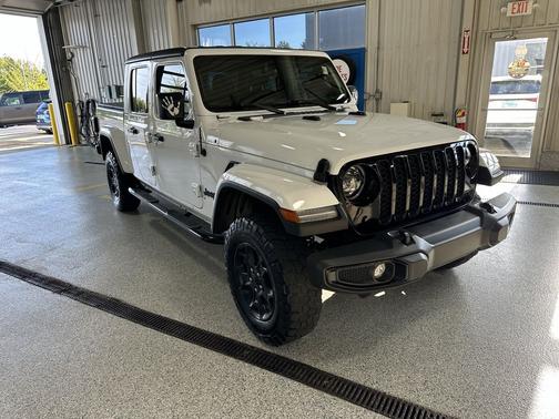 Bright White Clearcoat 2023 Jeep Gladiator Willys 4x4