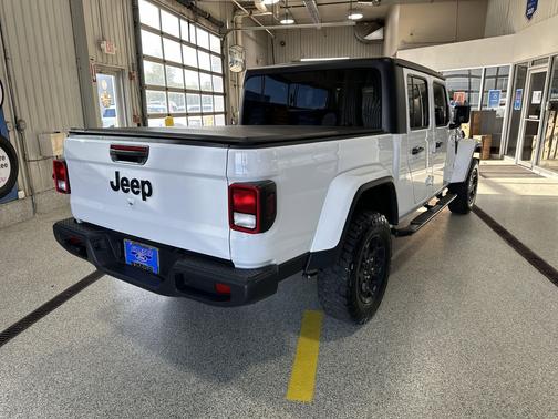 Bright White Clearcoat 2023 Jeep Gladiator Willys 4x4