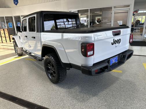 Bright White Clearcoat 2023 Jeep Gladiator Willys 4x4