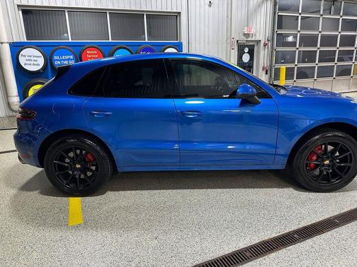 Sapphire Blue Metallic 2016 Porsche Macan Macan Turbo