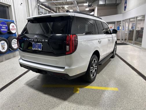 Oxford White 2025 Ford Expedition Active