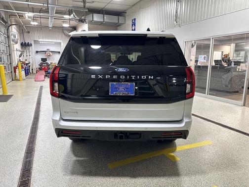 Oxford White 2025 Ford Expedition Active