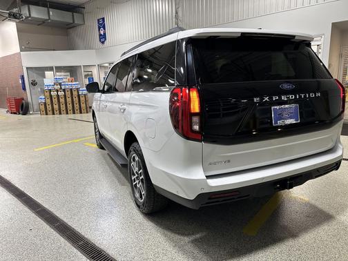 Oxford White 2025 Ford Expedition Active