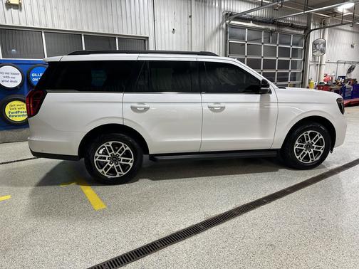 Oxford White 2025 Ford Expedition Active