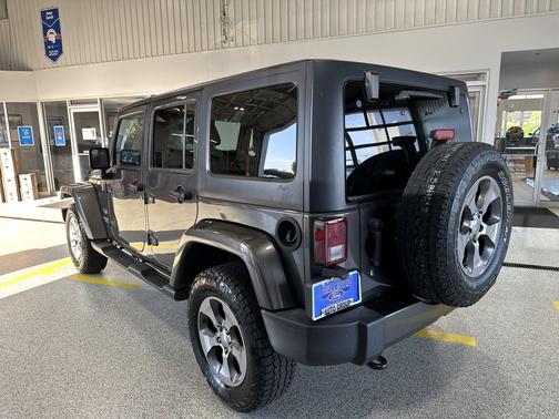 Granite Crystal Metallic Clearcoat 2016 Jeep Wrangler Unlimited Sahara
