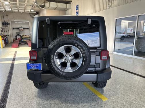 Granite Crystal Metallic Clearcoat 2016 Jeep Wrangler Unlimited Sahara
