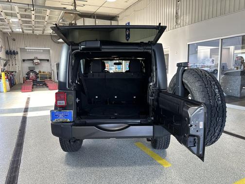 Granite Crystal Metallic Clearcoat 2016 Jeep Wrangler Unlimited Sahara