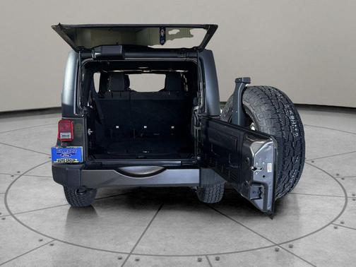 Granite Crystal Metallic Clearcoat 2016 Jeep Wrangler Unlimited Sahara