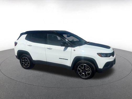Bright White Clearcoat 2025 Jeep Compass Trailhawk