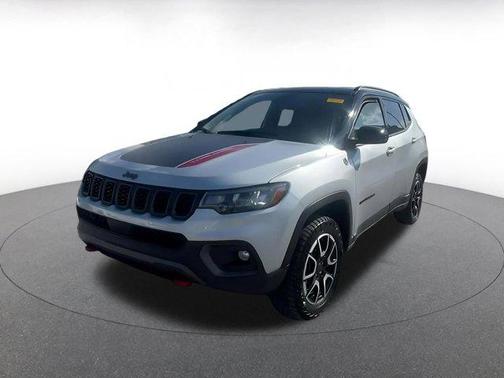 Silver Zynith Metallic Clearcoat 2025 Jeep Compass Trailhawk