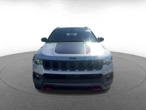 Silver Zynith Metallic Clearcoat 2025 Jeep Compass Trailhawk