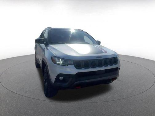 Silver Zynith Metallic Clearcoat 2025 Jeep Compass Trailhawk