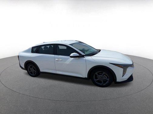 Snow White Pearl 2025 Kia K4 LXS