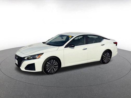 Glacier White 2025 Nissan Altima SV FWD