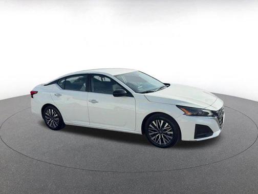 Glacier White 2025 Nissan Altima SV FWD