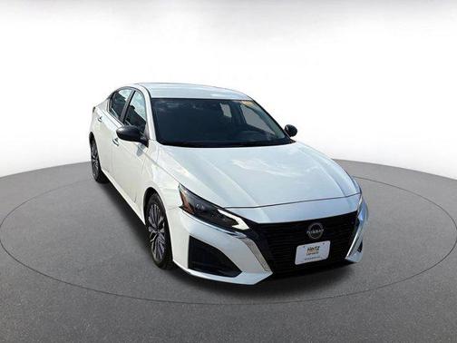 Glacier White 2025 Nissan Altima SV FWD