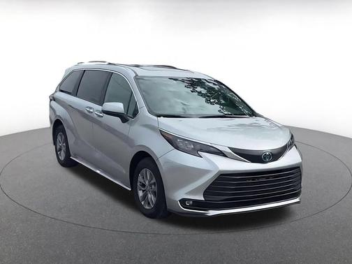 Celestial Silver Metallic 2025 Toyota Sienna XLE