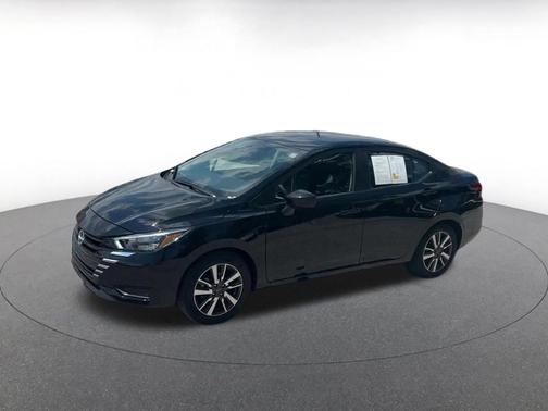 Super Black 2025 Nissan Versa 1.6 SV