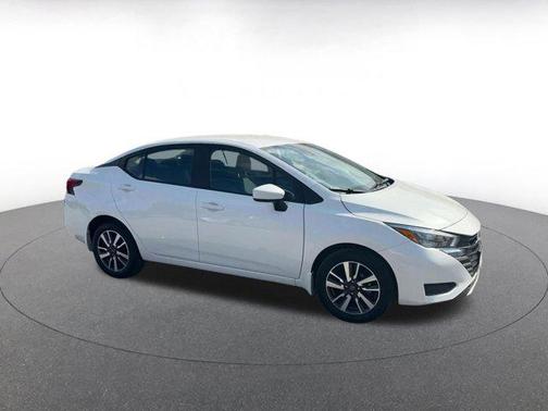 Aspen White Tricoat 2025 Nissan Versa 1.6 SV