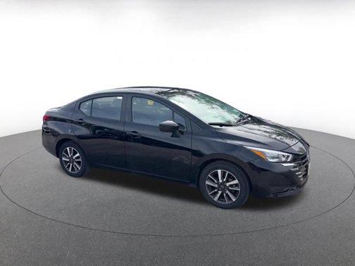 Super Black 2025 Nissan Versa 1.6 SV