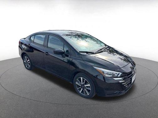 Super Black 2025 Nissan Versa 1.6 SV