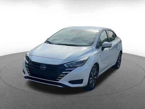 Aspen White Tricoat 2025 Nissan Versa 1.6 SV