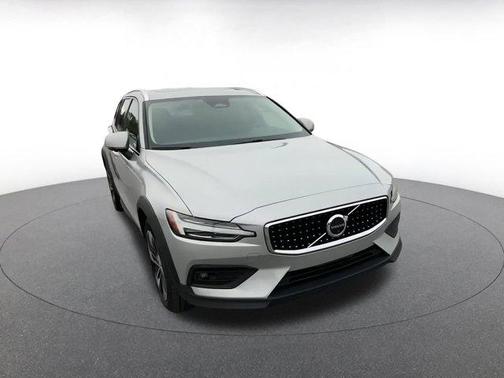2025 Volvo V60 Cross Country B5 Plus