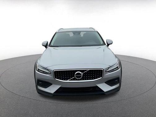 2025 Volvo V60 Cross Country B5 Plus