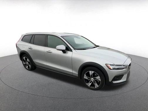 2025 Volvo V60 Cross Country B5 Plus