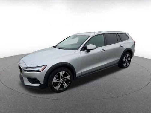 2025 Volvo V60 Cross Country B5 Plus