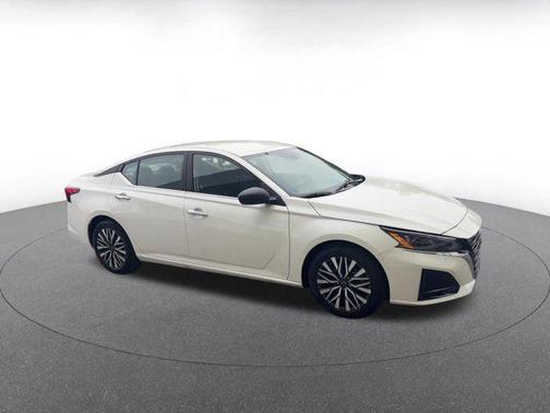 Pearl White Tricoat 2025 Nissan Altima SV FWD