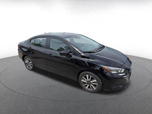 Super Black 2025 Nissan Versa 1.6 SV
