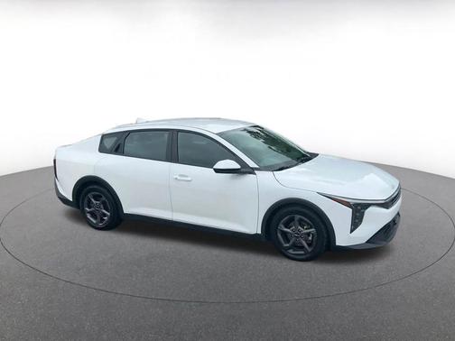 Snow White Pearl 2025 Kia K4 LXS