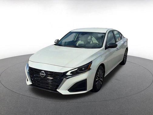 Pearl White Tricoat 2025 Nissan Altima SV FWD