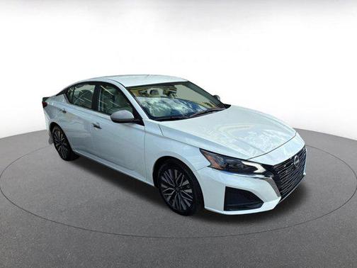 Pearl White Tricoat 2025 Nissan Altima SV FWD