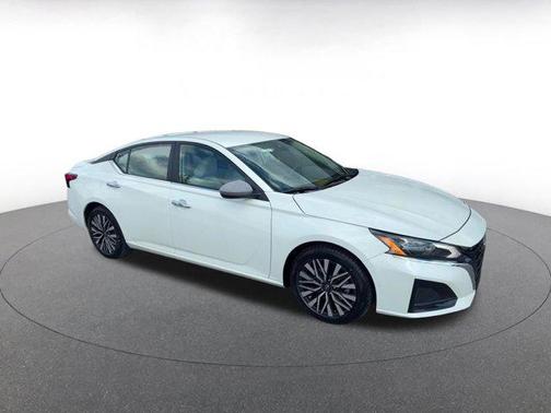 Pearl White Tricoat 2025 Nissan Altima SV FWD