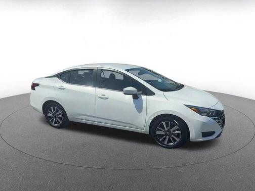 Aspen White Tricoat 2025 Nissan Versa 1.6 SV