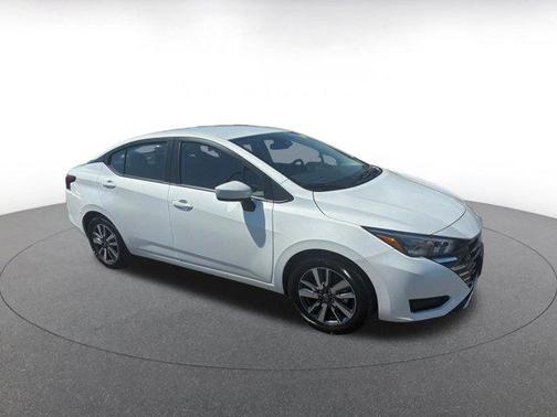 Aspen White Tricoat 2025 Nissan Versa 1.6 SV