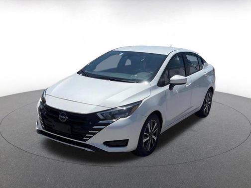 Aspen White Tricoat 2025 Nissan Versa 1.6 SV
