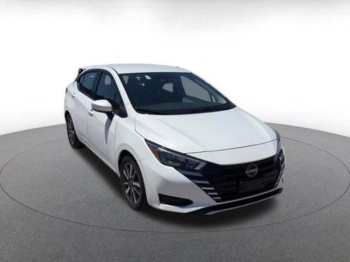 Aspen White Tricoat 2025 Nissan Versa 1.6 SV