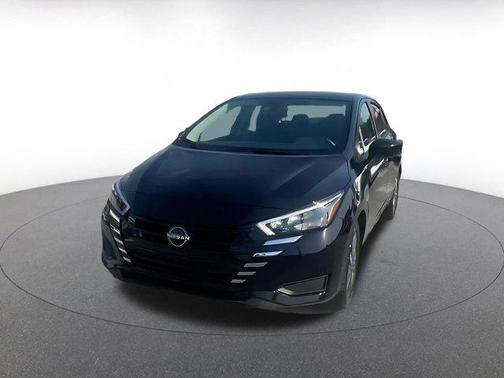 Super Black 2025 Nissan Versa 1.6 SV