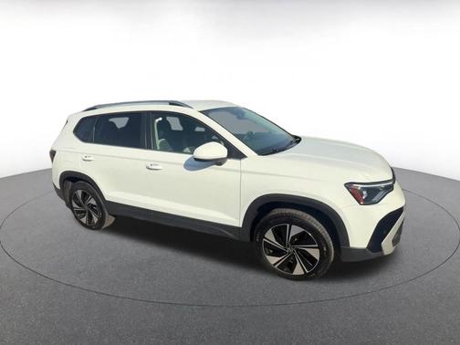 Pure White 2025 Volkswagen Taos 1.5T SE